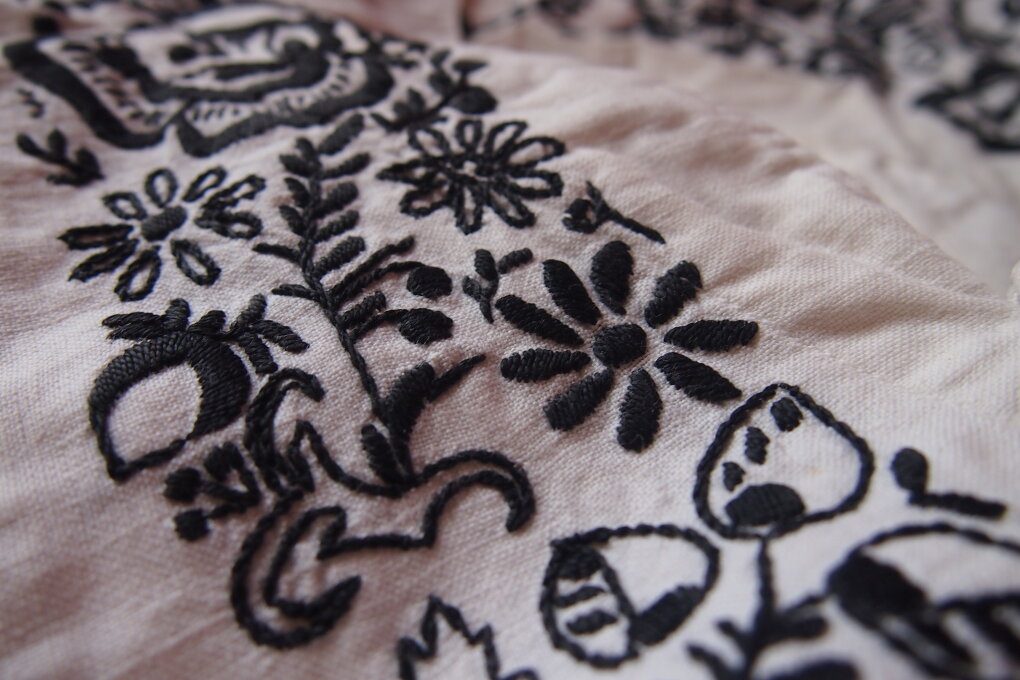 Dialog tradiční a&nbsp;moderní výšivky